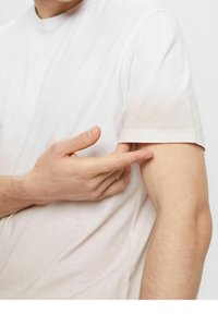 T-shirt bianco a maniche corte con una texture liscia, forma fitted e lucentezza sottile. Presenta un collo rotondo e cuciture rinforzate.