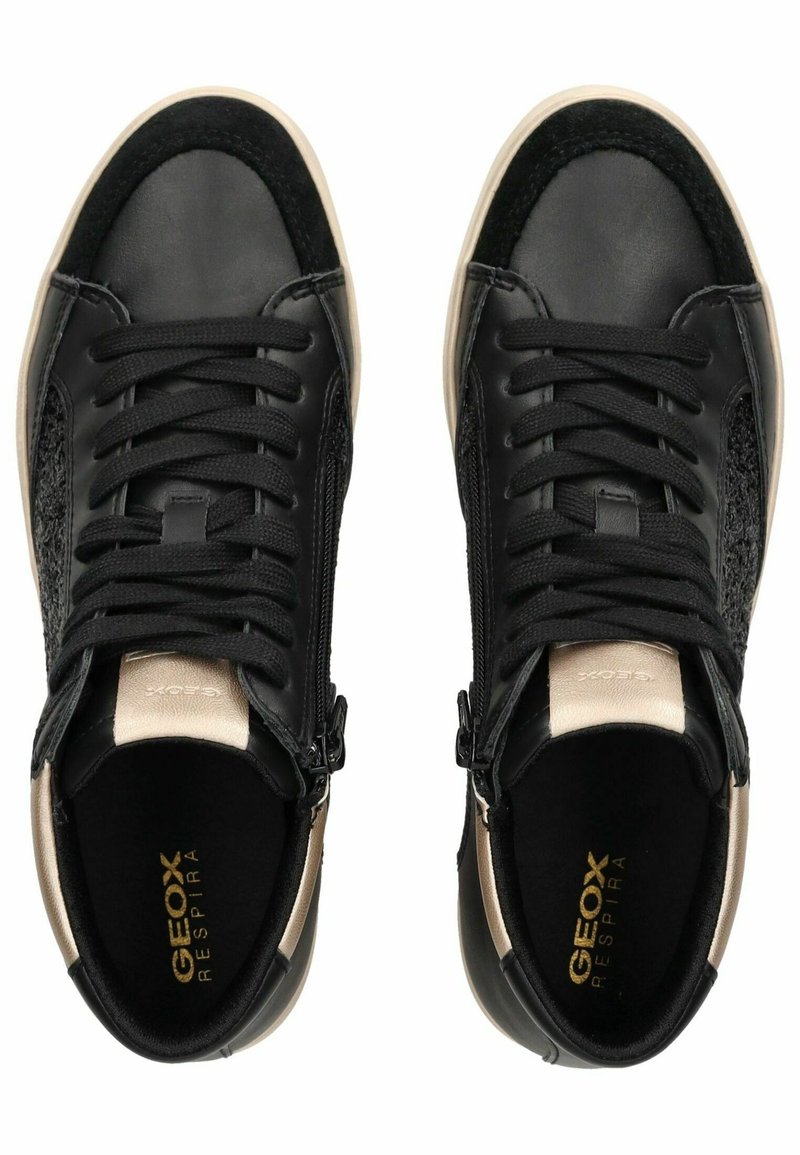 Zapatillas altas negras hechas de cuero y gamuza, con un panel lateral texturizado, cordones negros y detalles en dorado en el interior.