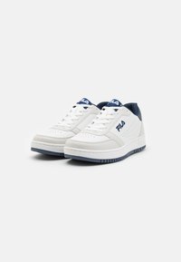 Scarpe da ginnastica bianche con accenti blu navy, realizzate in pelle liscia, con punta rotonda, dettagli perforati e suola in gomma spessa.