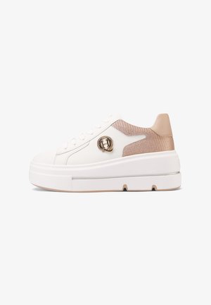 Sneaker bianco con un accento beige testurizzato, dettaglio del logo circolare, suola piattaformata rialzata e design con lacci. Realizzato in pelle liscia e materiali tessili.