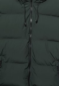 Donkergroene gewatteerde jas met ritssluiting, verstelbare tunnelkoordkap en twee zijzakken met rits; gladde stof met een gewatteerd patroon.