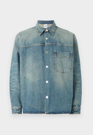 Jeansjacka med blekt tvätt, tryckknappar framtill, spetsig krage, långa ärmar och en enkel bröstficka på vit bakgrund.