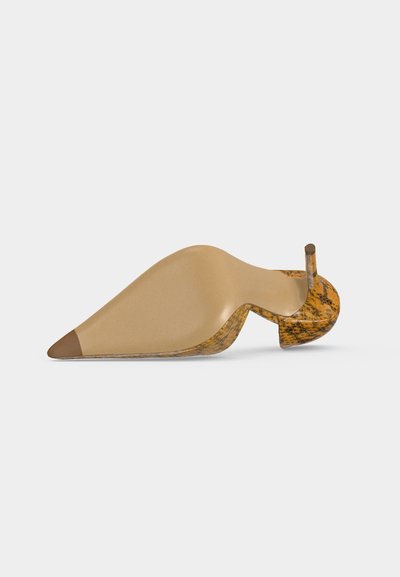 Une seule chaussure à talon haut beige avec une semelle et un talon à motif peau de serpent marron, montrée de côté sur un fond clair.