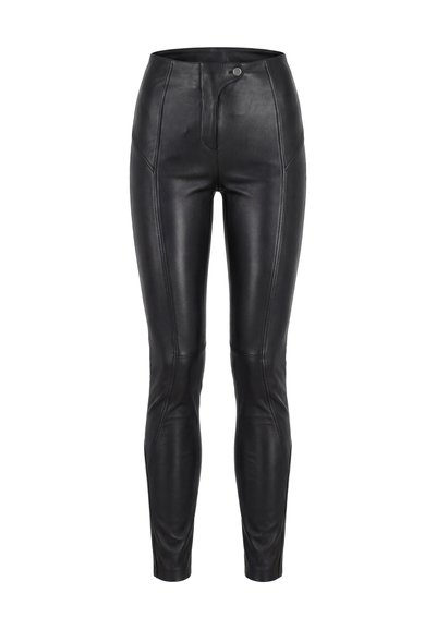 Zwarte high-waist nepleren broek met naden aan de voorkant en een knoopsluiting aan de voorkant.