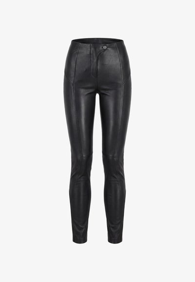 Zwarte high-waist nepleren broek met naden aan de voorkant en een knoopsluiting aan de voorkant.