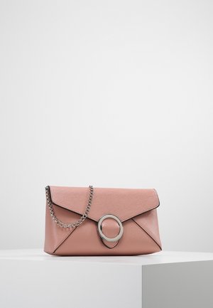 Mała różowa skórzana kopertówka z trójkątną klapką, dużą srebrną okrągłą klamrą i srebrnym łańcuszkowym paskiem na białym piedestale.