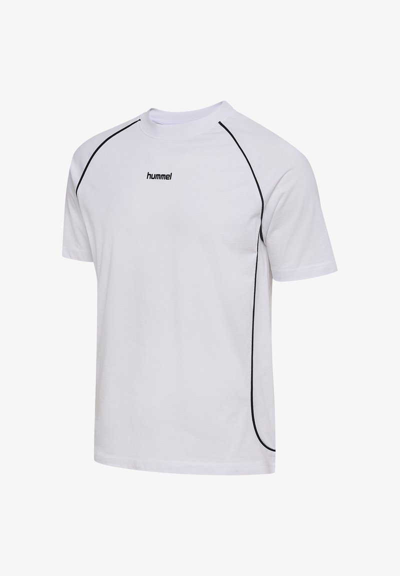 Wit sport T-shirt met korte mouwen en zwarte gebogen bies langs de schouders en zijkanten, met het "hummel" logo op het midden van de borst.