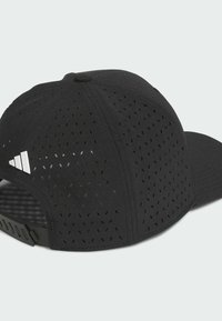 Sort kasket med et perforeret design til ventilation, udstyret med en solid sort skygge og en hvid logoaccents på siden. Justerbar rem bagpå.