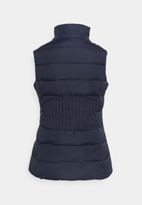 Granatowa pikowana kamizelka z wysokim kołnierzem, pionowym wzorem pikowania i dopasowanym tyłem, zapewniająca teksturowany wygląd i ciepłą izolację.