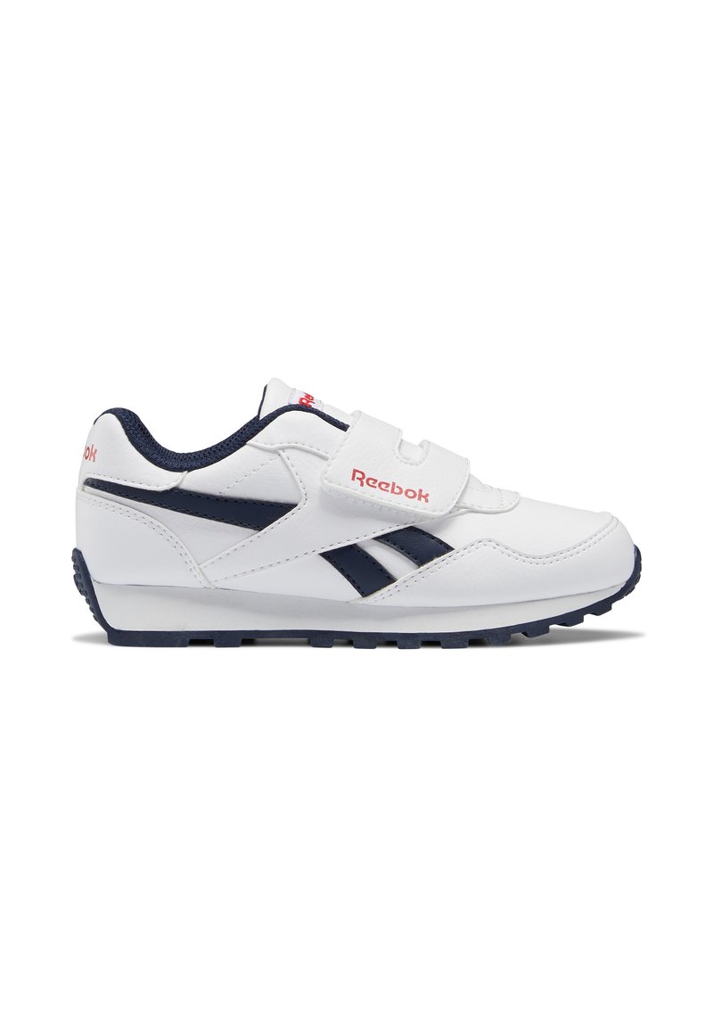 Zapatilla deportiva blanca con acentos en marino y marca Reebok. Presenta una cinta de Velcro y una suela de goma texturizada con agarre. Diseño clásico.