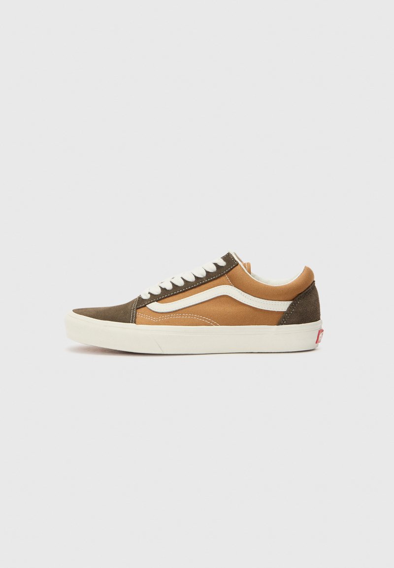 Des baskets à lacets avec un dessus en suède marron et en toile beige, des accents blancs, un bout rond et une semelle en caoutchouc. Détail de logo sur le côté visible.