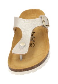Zilveren glinsterende teenslipper met een gesp, zachte bruine voetbed en witte loopzool. Opvallende details: ronde stud en minimalistisch ontwerp.