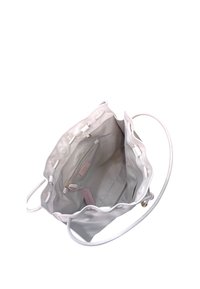 Borsa tote in pelle bianca con design morbido, dotata di una sola tracolla e di una tasca interna con zip. Texture liscia e apertura superiore.