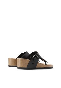 Zwarte platform sandalen met kurken voetbedden, verstelbare band met een gesp en een gestructureerde zool. Eenvoudig ontwerp met een neutraal kleurenschema.