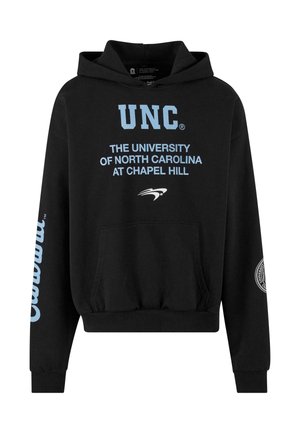 Crna dukserica s kapuljačom napravljena od pamuka. Sadrži plavi natpis: "UNC SVEUČILIŠTE SJEVERNE KAROLINE U CHAPEL HILL-u" i logo na rukavu.