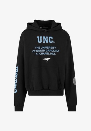 Fekete kapucnis pulóver, amely pamutból készült. Kék szöveggel rendelkezik: "UNC, ÉSZAK-KAROLINA EGYESÜLT ÁLLAMOK A CHAPEL HILL-EN" és egy logóval az ujjon.