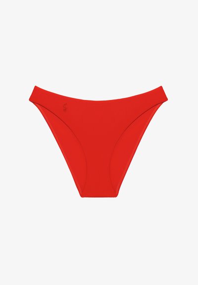 Chilot de bikini roșu cu design cu picior decupat înalt și broderie discretă a logo-ului pe partea stângă, prezentat pe un fundal alb.