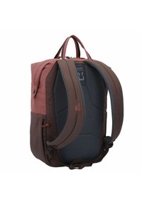Mochila en color burdeos con acentos marrones, con tirantes acolchados, un panel trasero texturizado y un bolsillo lateral con cierre de cordón.