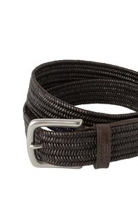 Gevlochten donkerbruin leren riem met een zilveren metalen gesp en een leren label met het reliëf 'HACKETT LONDON'. Overal textuurdetails.