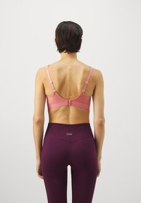 triaction by Triumph EXTREME LITE  - High support sports bra - salsa
