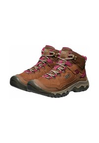 Braune Wanderschuhe mit pinken Akzenten, ausgestattet mit einem Schnürdesign, einem strukturierten Lederoberteil, einem gepolsterten Kragen und einer robusten Gummisohle für besseren Halt.