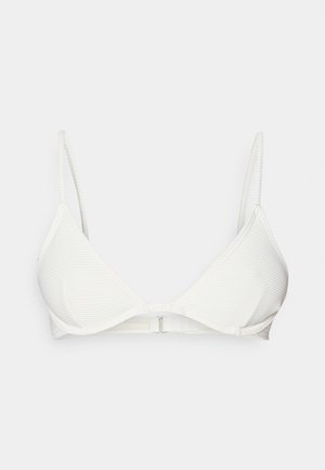 Vit ribbad bikinitopp med triangulär form, tunna justerbara remmar och en hakstängning med en slät yta.
