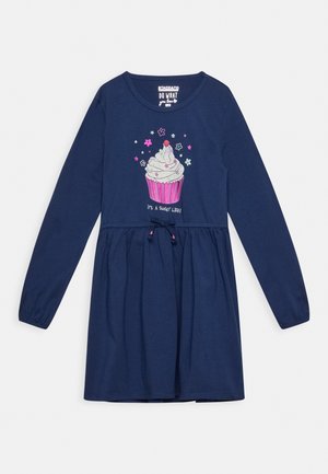Robe longue à manches longues de couleur marine avec un corsage ajusté, une taille froncée et un graphisme de cupcake avec des accents colorés et le texte "c'est une vie douce !".
