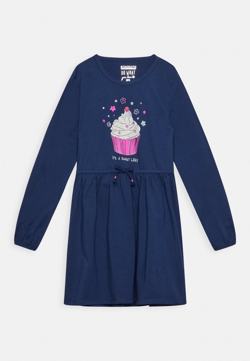 Robe longue à manches longues de couleur marine avec un corsage ajusté, une taille froncée et un graphisme de cupcake avec des accents colorés et le texte "c'est une vie douce !".