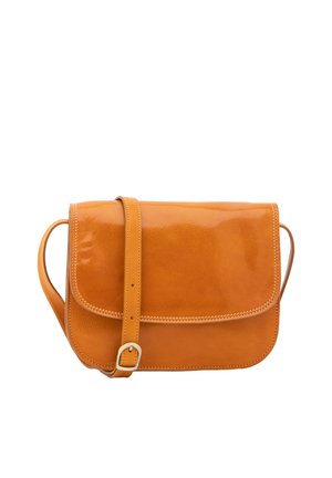 Borsa a tracolla in pelle color cuoio con tracolla regolabile e chiusura a patta frontale, cuciture dettagliate, finitura liscia e lucida.