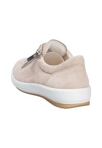 Béžová semišová bota s kulatým tvarem, bílou podrážkou a bočním zipem. Texturovaný svršek a gumová podrážka pro lepší přilnavost.