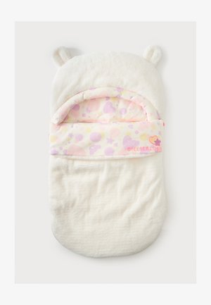 Sac de couchage bébé blanc doux avec des oreilles d'ours et un motif pastel de cœurs et d'étoiles sur la capuche intérieure et le rabat supérieur.
