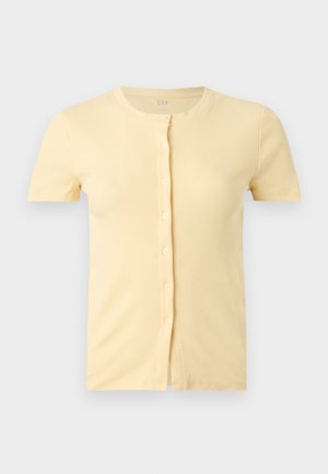 Κοντομάνικη, ανοιχτόκίτρινη ριμπ ζακέτα με στρογγυλή λαιμόκοψη και κούμπωμα μπροστά σε λευκό φόντο.