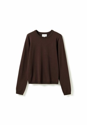 Jersey de cuello redondo de manga larga de color marrón oscuro, con puños, dobladillo y cuello acanalados, colocado sobre un fondo blanco.