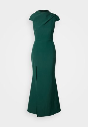 Groene avondjurk van gladde stof, met een bootnek, korte mouwen en een zijsplit aan de zoom voor extra details.