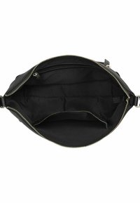 Borsa a spalla in pelle nera aperta per mostrare un comparto principale con una tasca interna con zip e una piccola tasca a scivolo all'interno.
