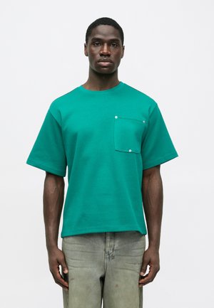 Essential Collective POCKET STUD - Navadna majica - forest green