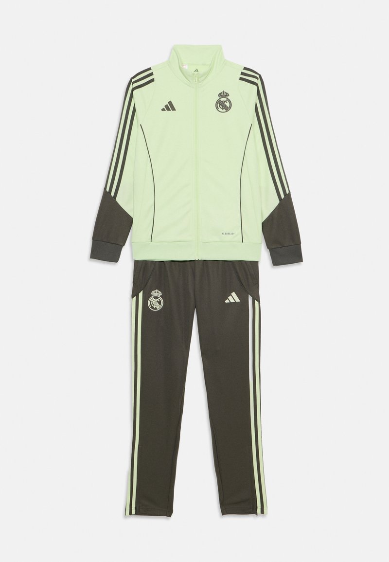 Groene en zwarte trainingsoutfit met een jack met rits en broek, voorzien van Adidas-strepen en het Real Madrid-logo. Gemaakt van een gladde, lichte stof.