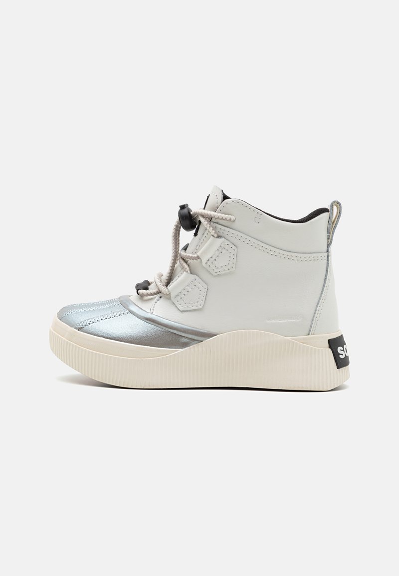 Valge nahkne kõrge sneaker hõbedaste aktsentidega, tekstureeritud tald, hallid paelad ja must logo kandadel.