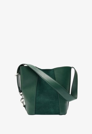 Zielona skórzana i zamszowa torebka o strukturalnym kształcie, z regulowanym paskiem i widocznymi detalami szwów. Idealna do użytku na co dzień lub na formalne okazje.