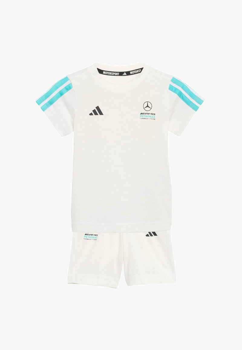 Completo sportivo per bambini bianchi composto da una maglia a maniche corte con accenti turchesi e loghi neri, abbinata a pantaloncini coordinati, anch'essi con loghi.