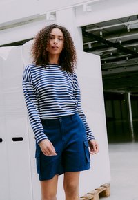 Oxmo OXKVINNE REGULAR FIT - Shorts - dress blues