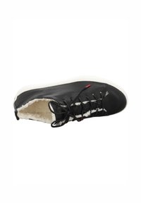 Schwarze Leder-Sneaker mit weißem Fleece-Futter, weißer Gummisohle, schwarzen Schnürsenkeln und roten Akzenten an der Seite. Minimalistisches Design.
