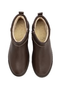 Pár hnědých kožených sněhových bot na slip-on s béžovým fleecem uvnitř a bočními zipy, zobrazené z vrchu na bílém pozadí.