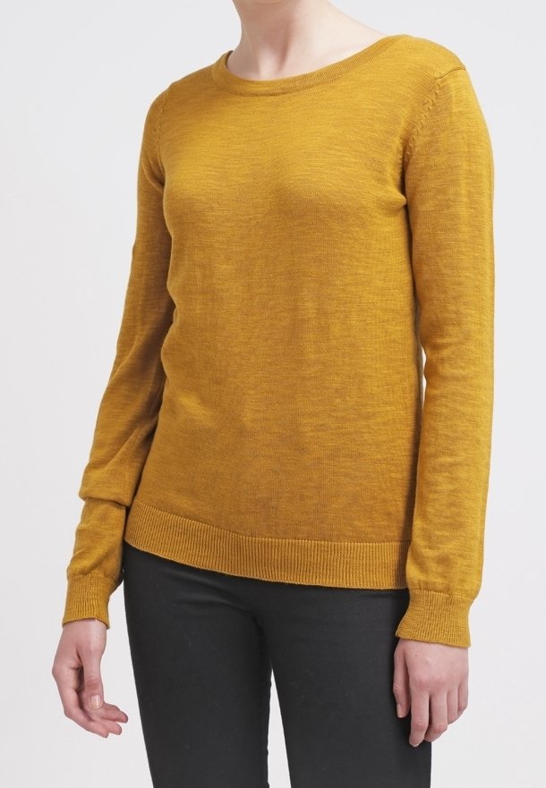 Mosterdgele gebreide trui met lange mouwen, ronde hals, geribbelde manchetten en zoom, met een zachte textuur en een slim fit.