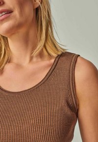 Braun geripptes Tanktop mit rundem Ausschnitt und breiten Trägern, das ein strukturiertes Strickmuster zeigt. Glatte Stoffoberfläche.
