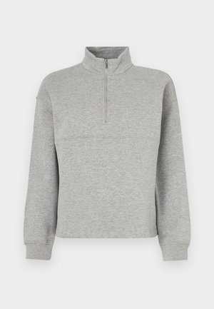 Šedá mikina na zip s vysok�ým límcem, vyrobená z měkké tkaniny. Má dlouhé rukávy a volný střih s horizontálním švem.