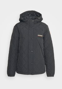 Sort quilted jakke med hætte, knaplukning, elastiske manchetter og et lille Napapijri-logo patch på brystet og ærmet.