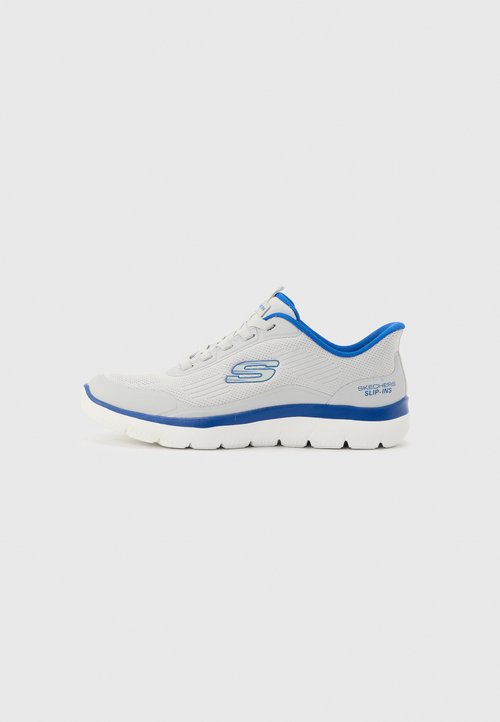 Baskets Skechers blanches et bleues à enfiler avec tige en mesh, détail lacets, semelle rembourrée et logo de la marque sur le côté et le talon.