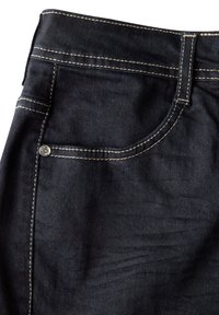 Jean en denim bleu foncé avec des coutures jaunes, une poche avant et une texture lisse. Doté d'un bouton en métal argenté à la taille.