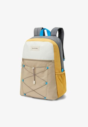 Dakine rugzak met grijze, witte, gele en tan panelen; voorzien van elastisch voorkoord, zij-mesh zak en gewatteerde schouderbanden.